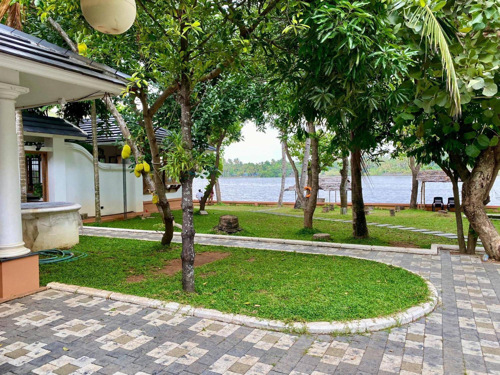Waterfront By Palmyra Apartment Kollam Luaran gambar