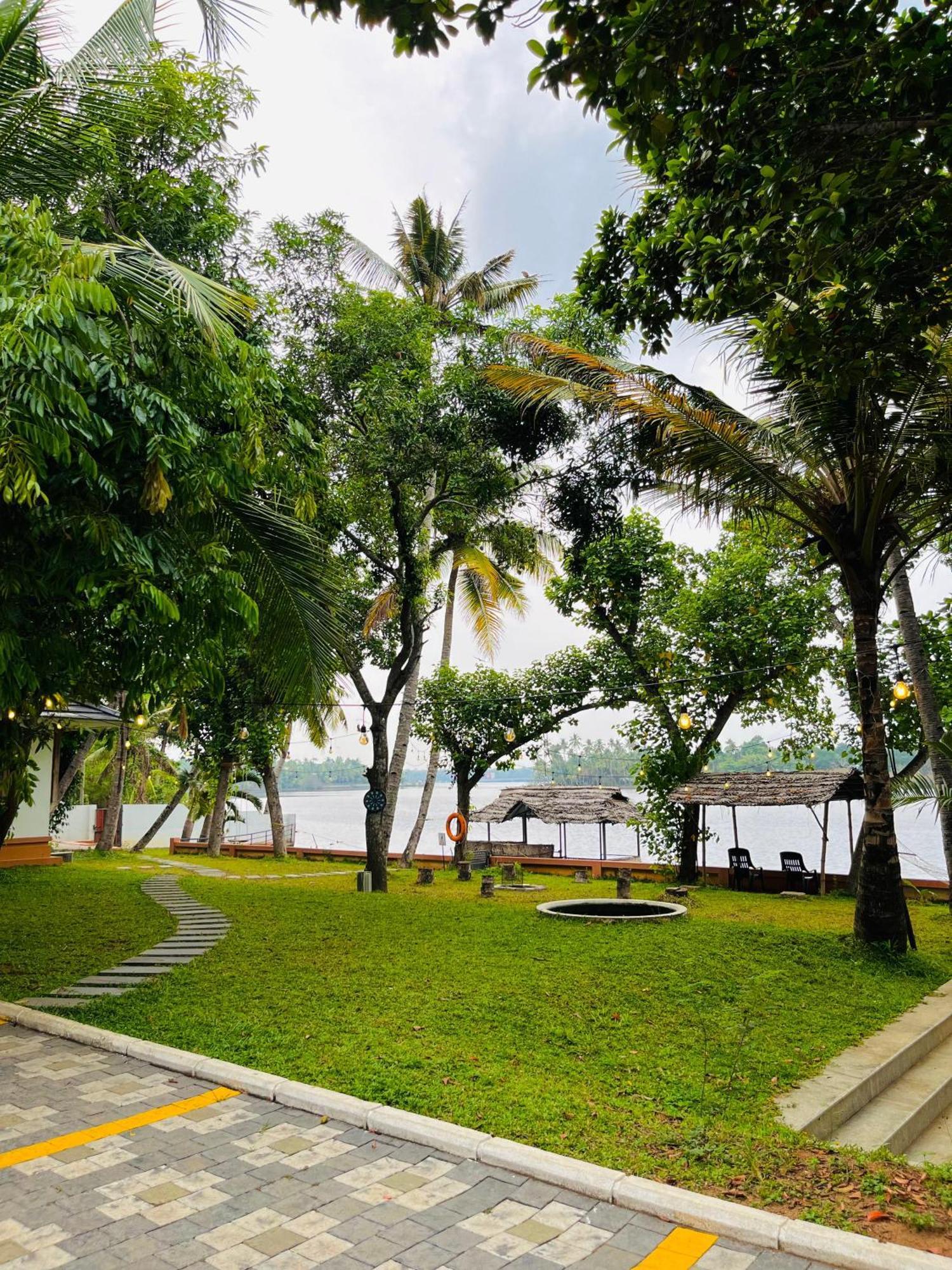 Waterfront By Palmyra Apartment Kollam Luaran gambar